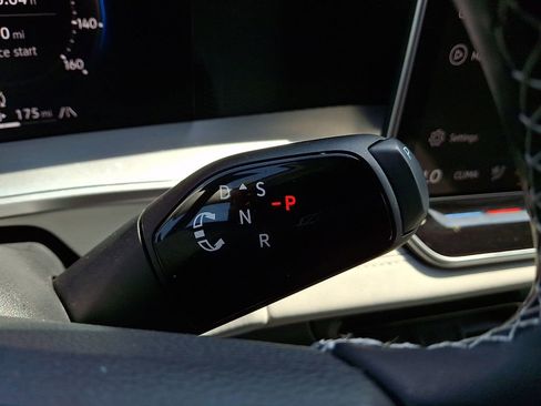 Certified 2025 Volkswagen Tiguan SE AWD/4WD image 14