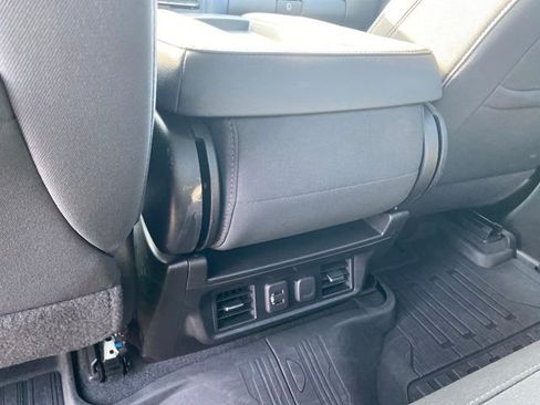 Used 2022 GMC Sierra 1500 SLE image 18