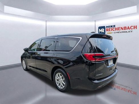 Used 2024 Chrysler Pacifica Touring-L FWD image 6