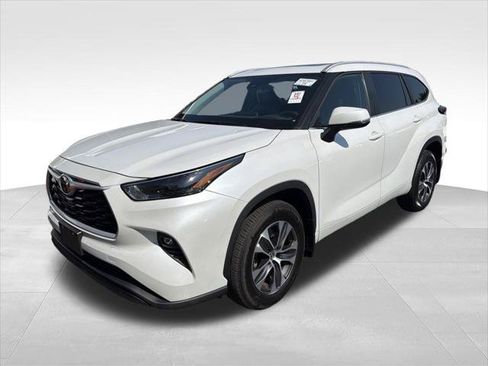 Certified 2026 Toyota Highlander XLE AWD/4WD image 1