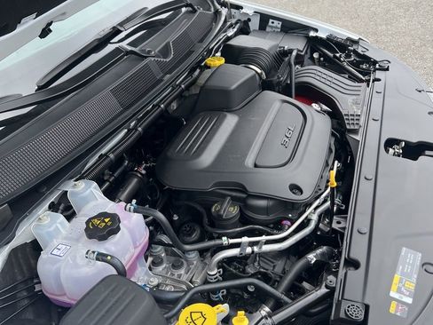 New 2026 Chrysler Pacifica Select w/ S Appearance Package image 4