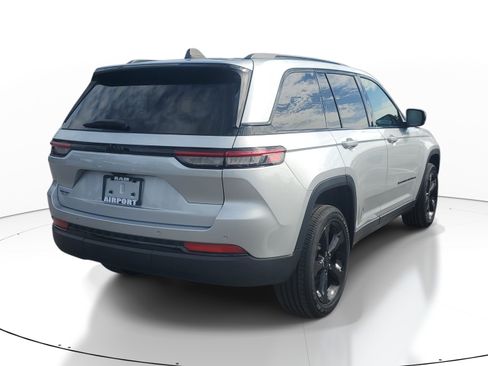 Used 2024 Jeep Grand Cherokee Altitude RWD image 6