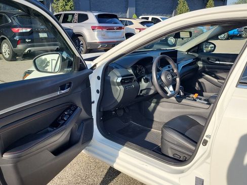 Used 2023 Nissan Altima 2.5 SR w/ SR Premium Package FWD image 9