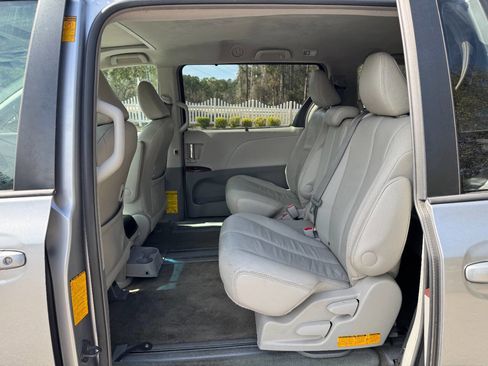 Used 2013 Toyota Sienna XLE FWD image 12
