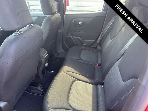 Used 2021 Jeep Renegade Latitude FWD image 9