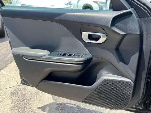 Used 2025 Kia K4 FWD image 18