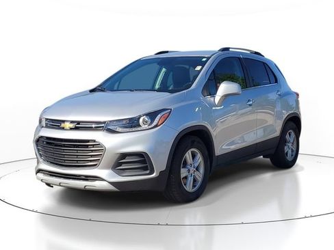 Used 2019 Chevrolet Trax LT w/ LT Convenience Package FWD image 3