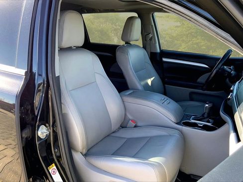 Used 2017 Toyota Highlander XLE image 29