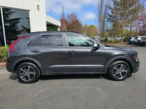 Certified 2025 Kia Niro EX FWD image 3