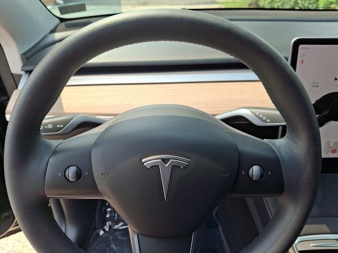 Used 2021 Tesla Model Y Long Range AWD/4WD image 21