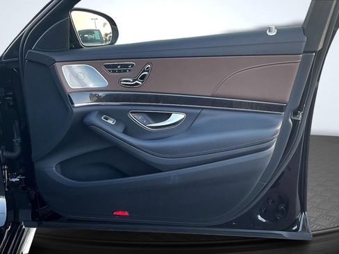 Used 2017 Mercedes-Benz S 550 Sedan image 24