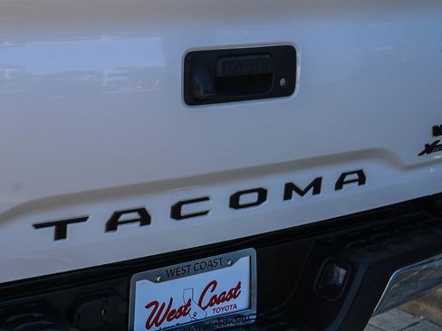 Certified 2021 Toyota Tacoma SR5 AWD/4WD image 11