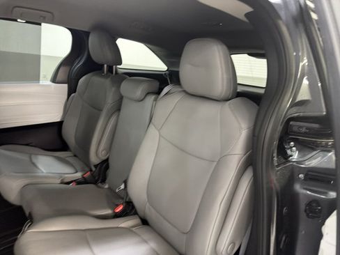Used 2025 Toyota Sienna XLE w/ XLE Plus Package FWD image 21