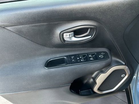 Used 2017 Jeep Renegade Latitude image 12