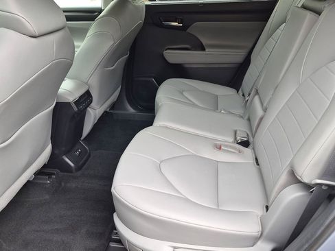 Used 2020 Toyota Highlander XLE AWD/4WD image 27