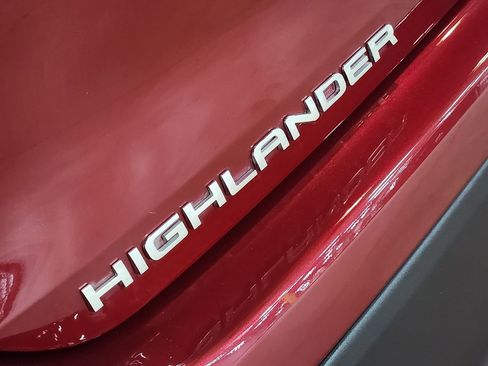 Used 2022 Toyota Highlander XLE image 25