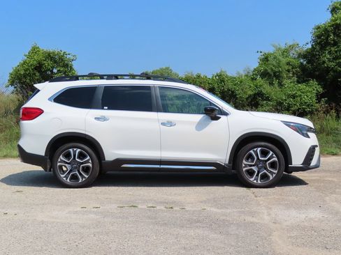 Used 2024 Subaru Ascent Touring AWD/4WD image 2