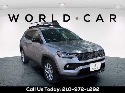Used 2022 Jeep Compass Latitude image 1