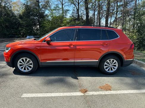 Used 2018 Volkswagen Tiguan SE w/ Panoramic Sunroof Package image 8