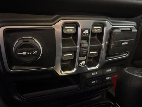 Used 2019 Jeep Wrangler Unlimited Sahara w/ Cold Weather Group image 15