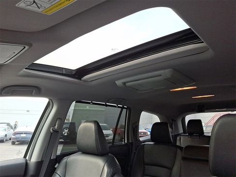 Used 2017 Honda Pilot Touring image 16