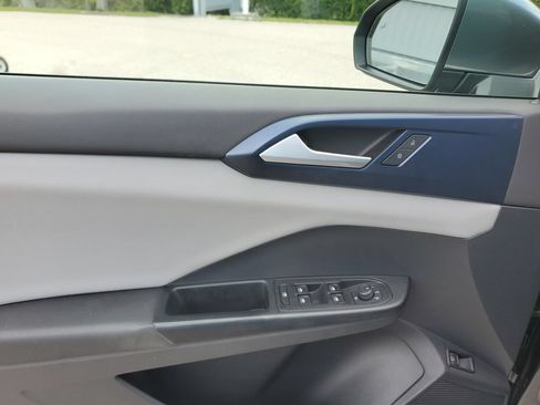 Certified 2022 Volkswagen Taos SE FWD image 24