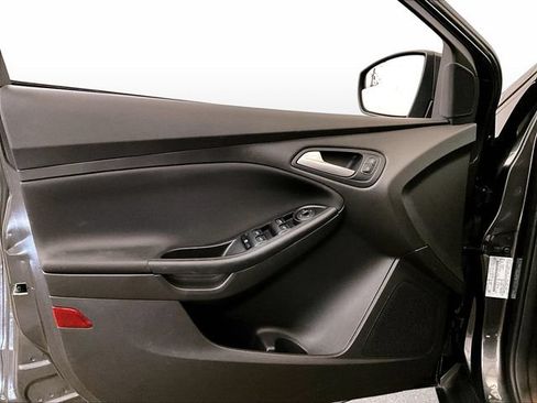 Used 2015 Ford Focus SE FWD image 22