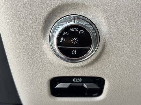 Used 2024 Mercedes-Benz C 300 Sedan image 25