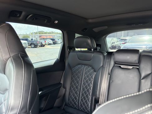 Certified 2024 Audi SQ7 Premium Plus w/ Carbon Package AWD/4WD image 19