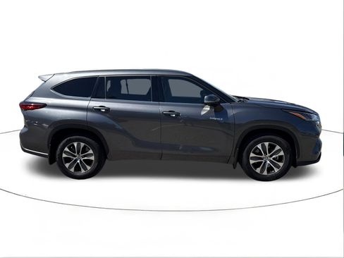 Used 2021 Toyota Highlander XLE FWD image 2