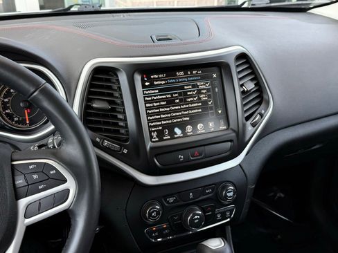 Used 2017 Jeep Cherokee Trailhawk AWD/4WD image 39