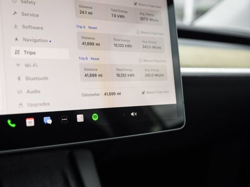 Used 2022 Tesla Model Y Long Range image 25