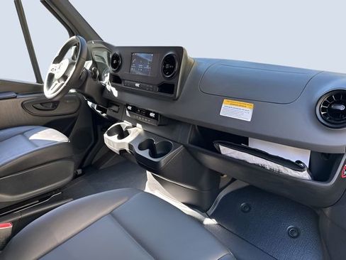 Used 2021 Mercedes-Benz Sprinter 2500 image 9