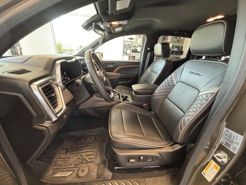 Used 2024 GMC Canyon Denali AWD/4WD image 9