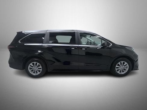 Used 2026 Toyota Sienna LE FWD image 4