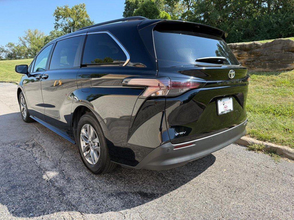Certified 2026 Toyota Sienna XLE FWD image 3