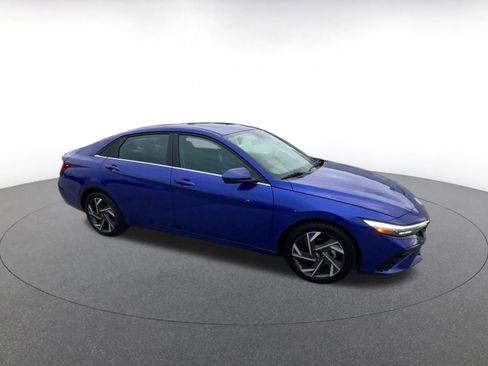 Used 2025 Hyundai Elantra SEL image 2