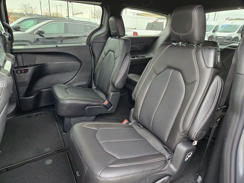 New 2026 Chrysler Pacifica Select AWD/4WD image 26