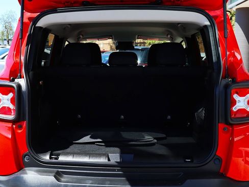 Used 2019 Jeep Renegade Latitude FWD image 25