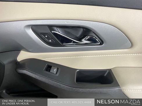 Used 2022 Chevrolet Traverse LT FWD image 19
