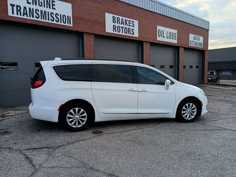 Used 2017 Chrysler Pacifica Touring-L FWD image 6