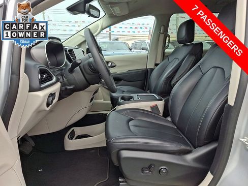 Used 2024 Chrysler Pacifica Touring-L FWD image 13