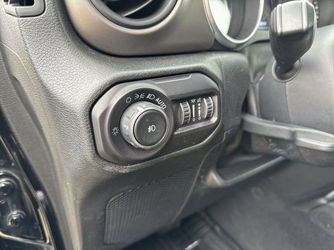 Used 2018 Jeep Wrangler Unlimited Sport S image 25