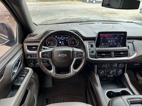 Used 2021 Chevrolet Suburban Z71 w/ Z71 Signature Package AWD/4WD image 12