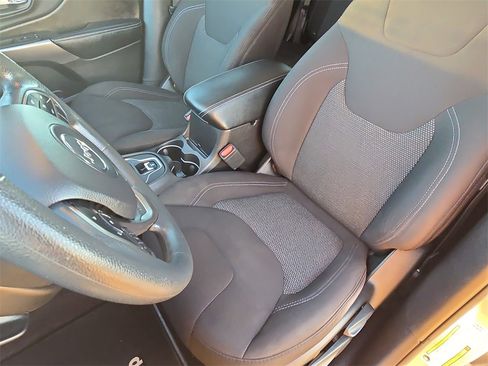 Used 2019 Jeep Cherokee Latitude w/ Popular Appearance Group image 15