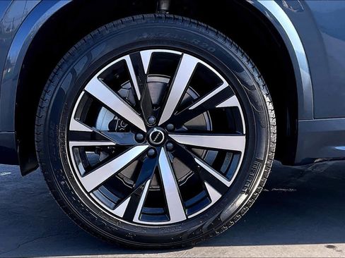 Used 2025 Volvo XC90 B6 Core w/ Protection Package Premier image 12