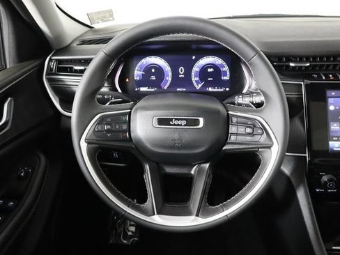 Used 2023 Jeep Grand Cherokee Laredo AWD/4WD image 7