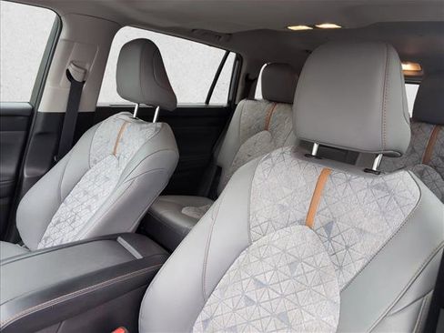 Used 2023 Toyota Highlander Bronze Edition image 10