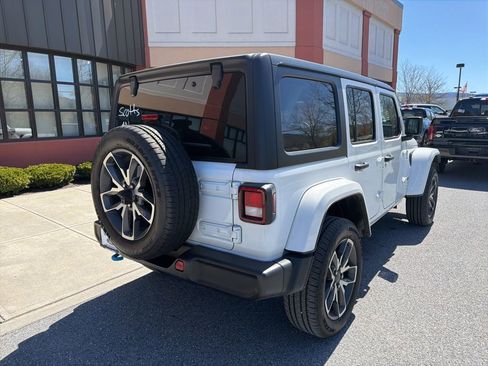 Used 2024 Jeep Wrangler Unlimited w/ Convenience Group AWD/4WD image 7