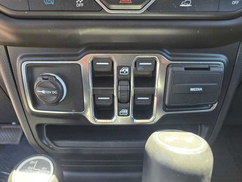 Used 2022 Jeep Wrangler Unlimited Sahara AWD/4WD image 29
